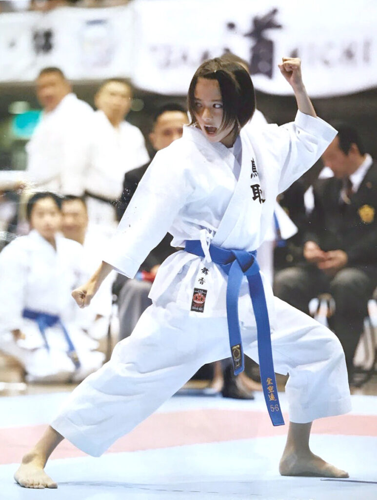 山本舞香さんは、

小学校1年生から中学3年生までの9年間

空手を習っていました。