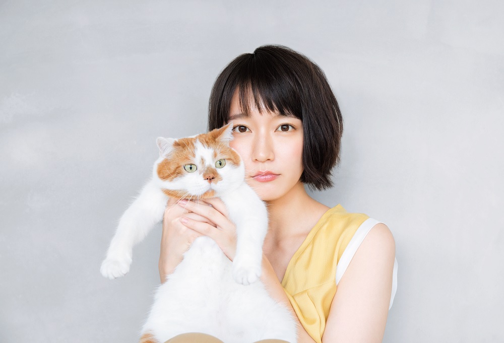 ご自身の事を、「猫依存症」と公言する程、猫が大好きですな吉岡里帆さん