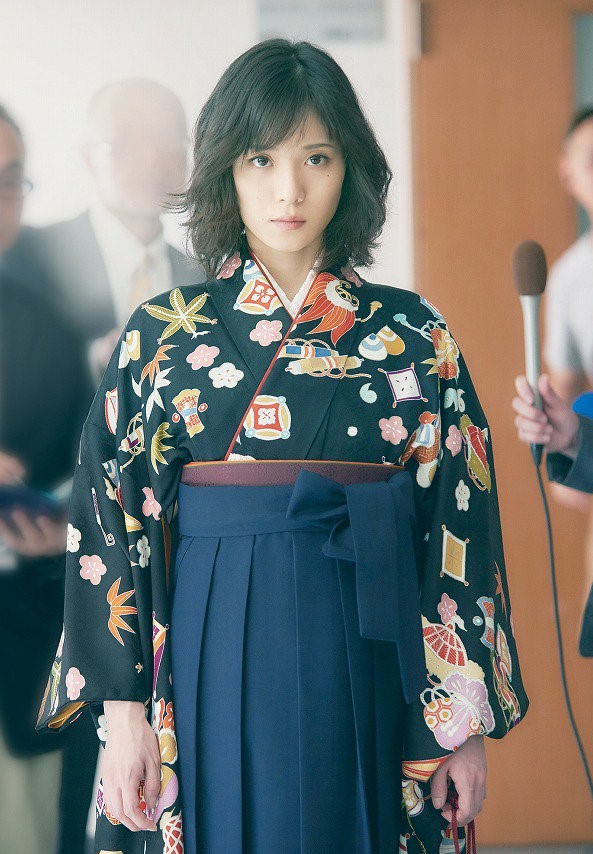 松岡茉優さんは人気漫画原作の映画『ちはやふる』シリーズでも、主人公の絶対的なライバルという主要キャストを演じます。