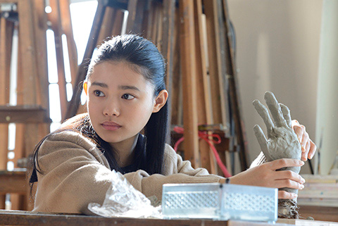 杉咲花さんは2015年3月の17歳の時に、単発ドラマ『化石の微笑み』で、初主演を飾るのです！