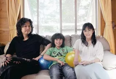 杉咲花さんのお父さん・小暮武彦さんは、杉咲花さんのお母さんとの離婚後に再再婚をし、お子さんも1人いらっしゃいます。現在の小暮武彦さんの家族写真です。