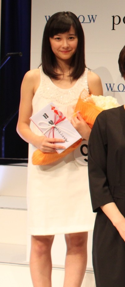 堀田真由さんは、16歳の時に大手芸能事務所・アミューズが主催する「アミューズオーディションフェス2014」で応募者数3万2214名の中から”WOWOWドラマ賞”を受賞しました。