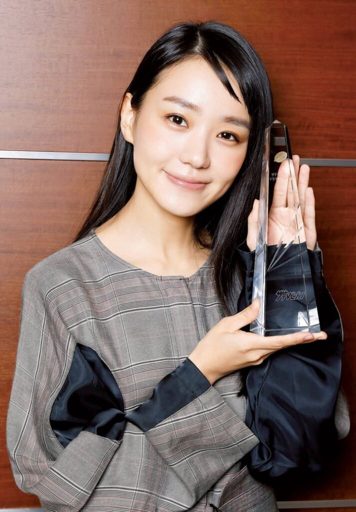 奈緒さんは、第102回　ザテレビジョンドラマアカデミー賞　助演女優賞を受賞しています。